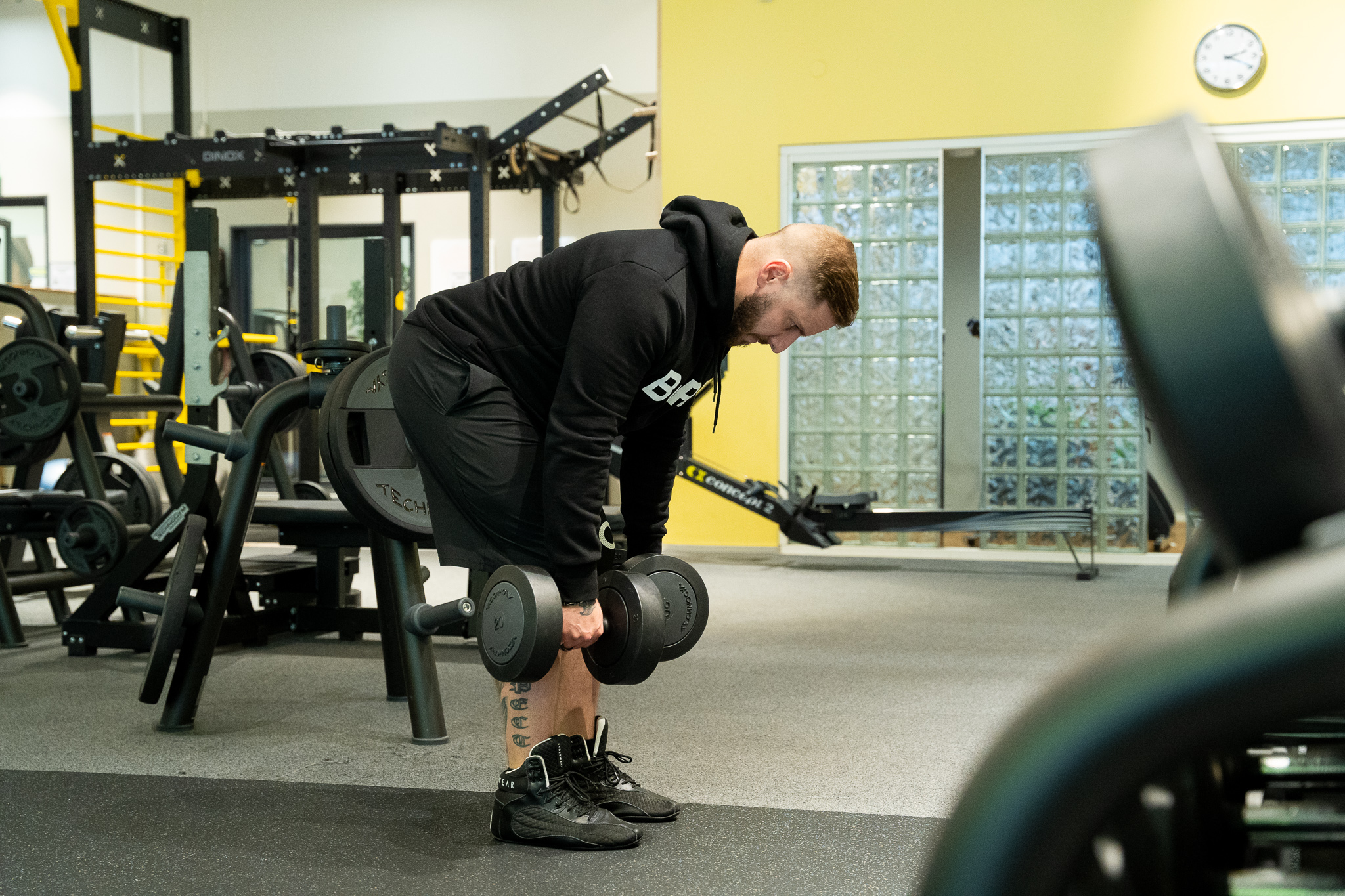 Personal trainer Juuso Kaukelin auttaa miehiä voimatreeneissä