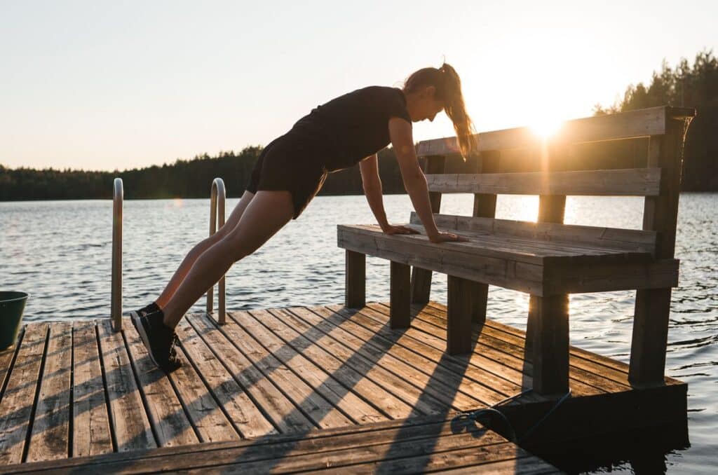 Tässä tehokas ja nopea HIIT-treeni mökille