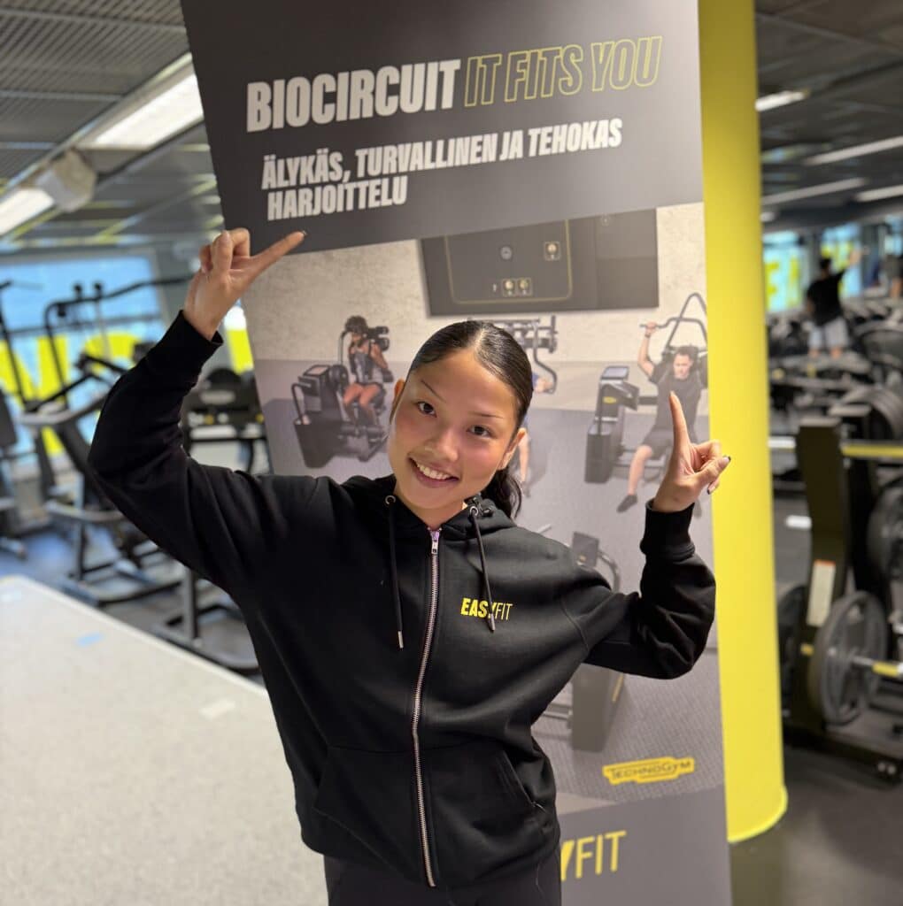 Biocircuit EasyFit Meclussa, nainen hymyilee Biocircuit ständin edessä